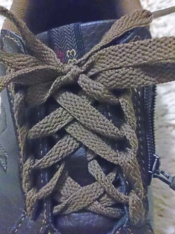 ニューバランス New Balance のウォーキングシューズMW683（4E）の靴紐をこのように結ぶとちょうどよい長さになりました